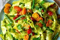 Pasta with Green Beans, Tomatoes & Fresh Pesto
