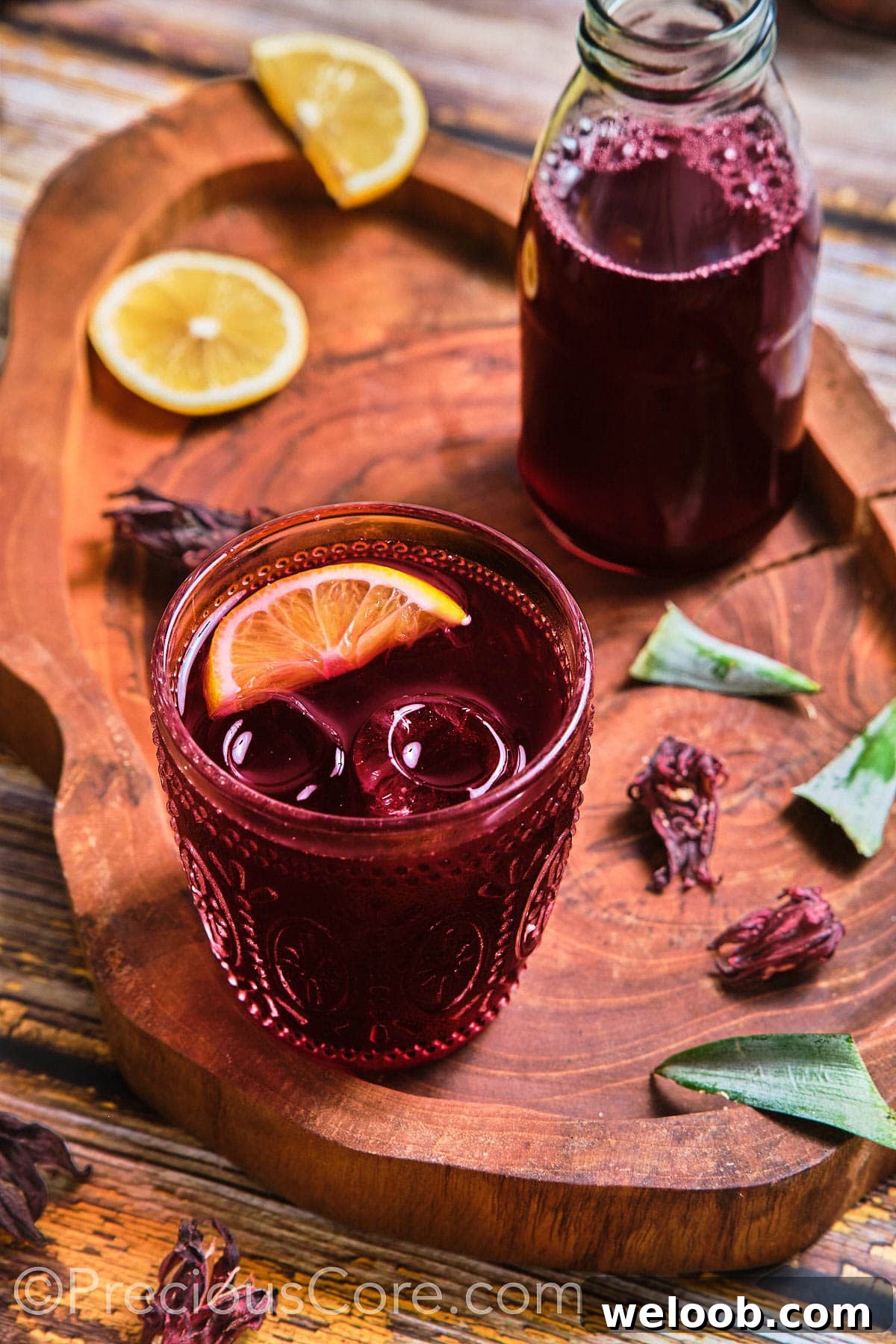 Folere drink topped with a lemon wedge.