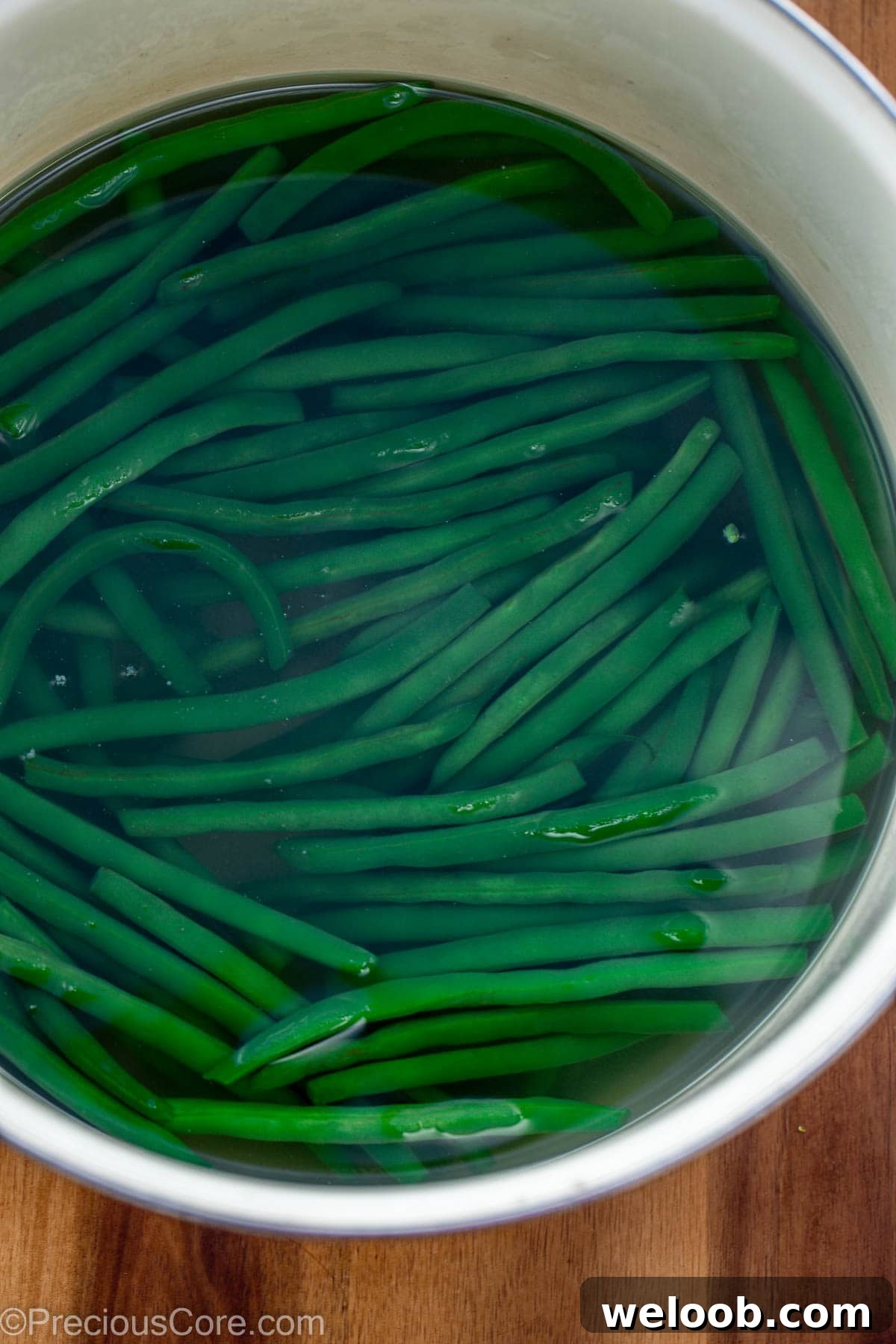Garlic Butter Green Beans Recipe with Crispy Garlic 6 Green breans in a pot of hot water.