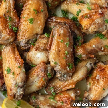 Close up image of chicken wings.