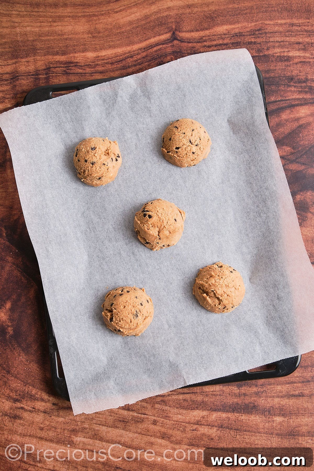 Make small small balls out of the dough on a baking paper 