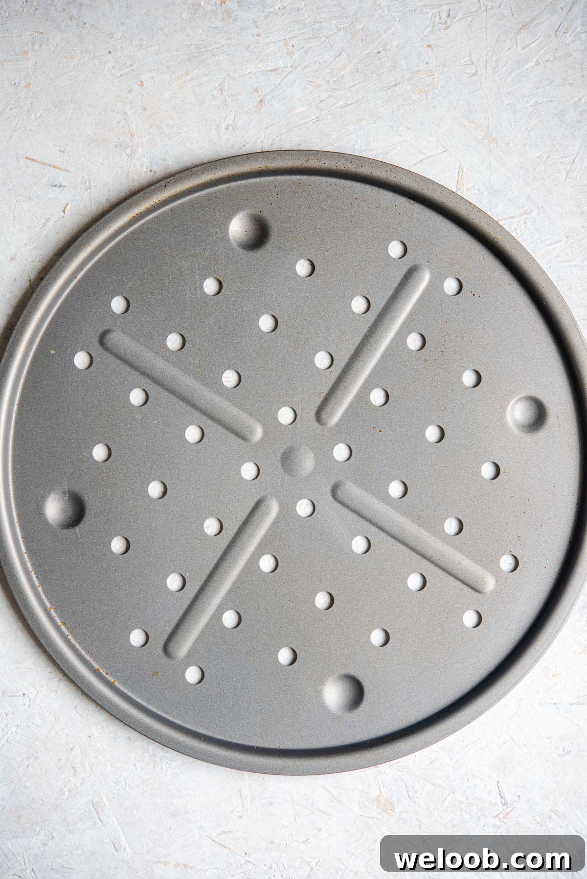 Circular pizza tray with holes