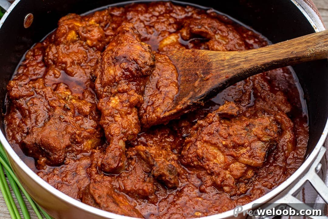 Pan with tomato chicken stew